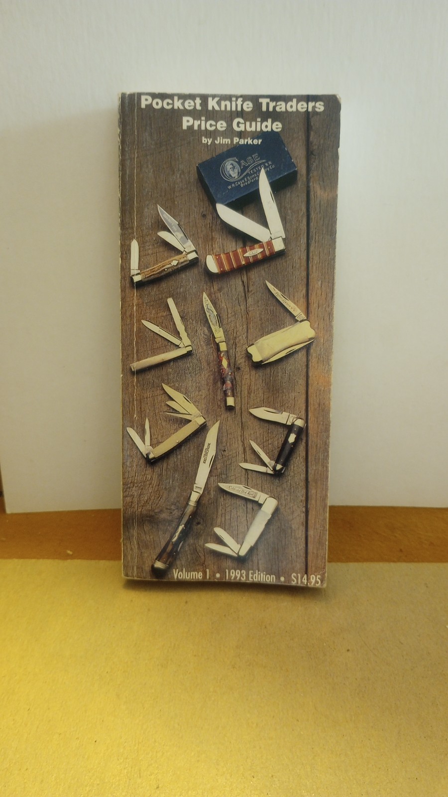 POCKET KNIFE TRADERS PRICE GUIDE Volume 1 1993 Edition – Jim Parker – 328 Pages