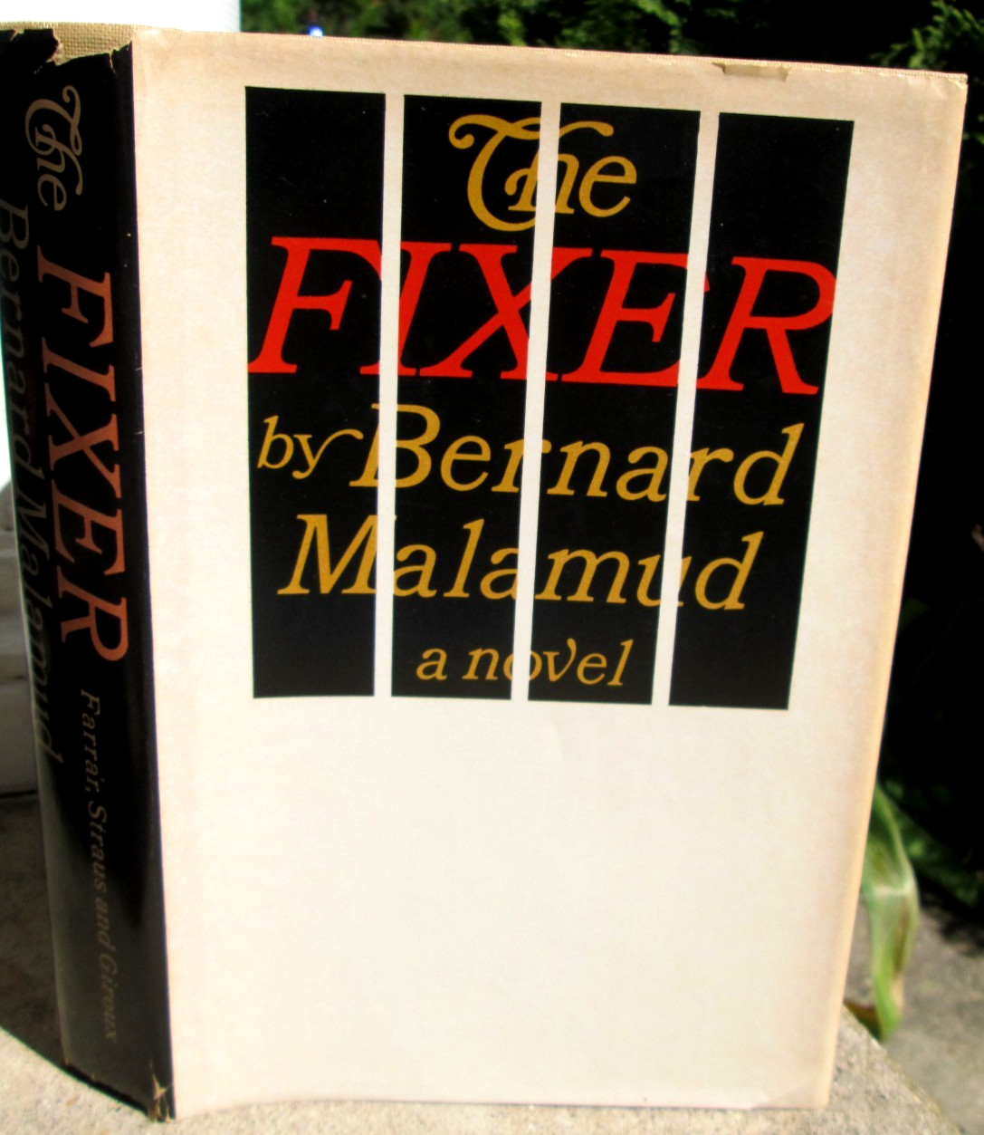 The Fixer by Bernard Malamud Farrar, Straus and Giroux HCDJ 1966 BCE